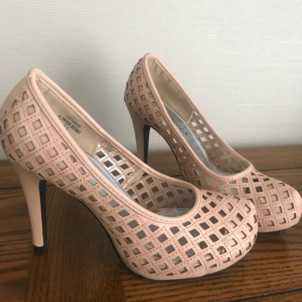 Blush latticework pattern pump